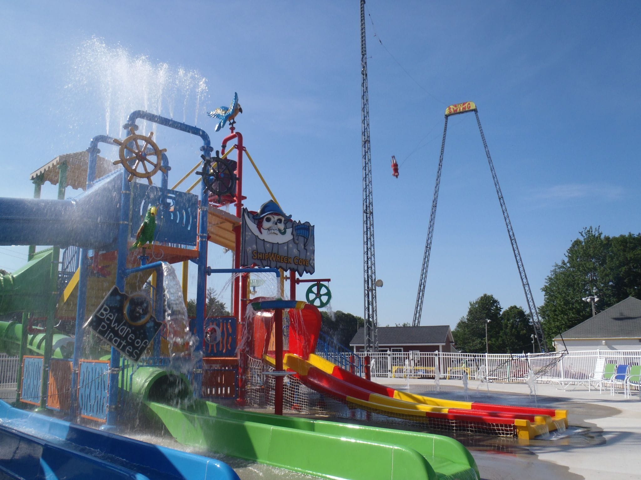 Une attraction aquatique sur le thème des pirates, comprenant une structure représentant un navire échoué et un toboggan.