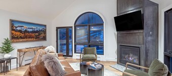 In the Heart of Mountain Village : 2 bdr/2 bath condo w/ balcony
