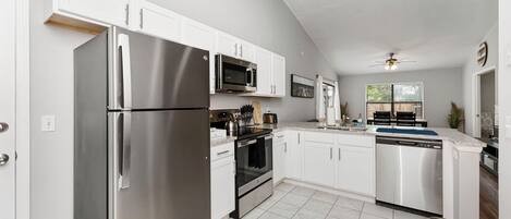 Kühlschrank, Mikrowelle, Ofen, Herdplatte