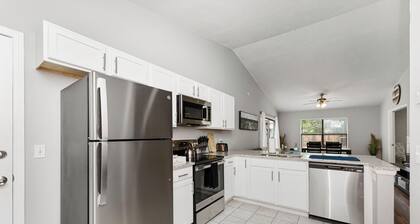 Islander Oasis: 2 Bed/1 Bath Cottage Retreat - Pet-friendly!