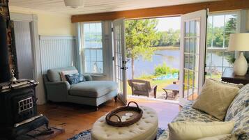 Smart TV, lareira, pebolim, mesa de pingue-pongue