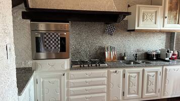 KĂŒhlschrank, Ofen, Herdplatte, GeschirrspĂŒler