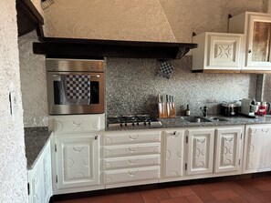 Køleskab, ovn, kogeplade, opvaskemaskine