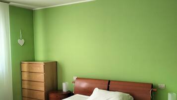 2 bedrooms, travel crib, free WiFi, bed sheets