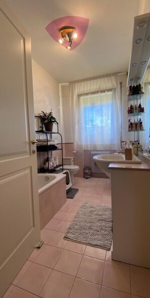 Sèche-cheveux, bidet, serviettes fournies, savon