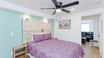 1 habitación, escritorio, tabla de planchar con plancha y cuna de viaje