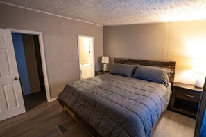 3 bedrooms, desk, WiFi, bed sheets