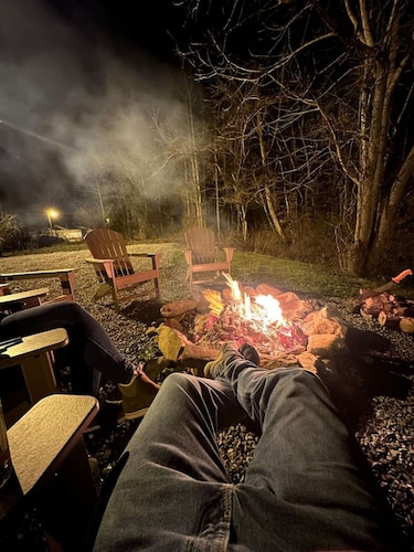 Creekside Lodge: 10 Sec Ride to Trail, Sleeps 10!