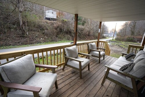 Creekside Lodge: 10 Sec Ride to Trail, Sleeps 10!