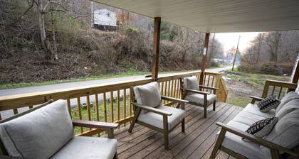 Creekside Lodge: 10 Sec Ride to Trail, Sleeps 10!