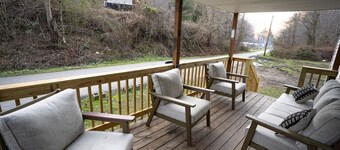 Creekside Lodge: 10 Sec Ride to Trail, Sleeps 10!