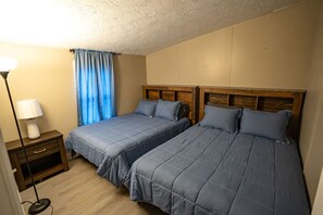 3 bedrooms, desk, WiFi, bed sheets