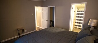 Creekside Lodge: 10 Sec Ride to Trail, Sleeps 10!