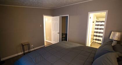 Creekside Lodge: 10 Sec Ride to Trail, Sleeps 10!