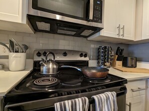 冷蔵庫、電子レンジ、オーブン、コンロ