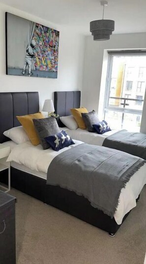 3 habitaciones, tabla de planchar con plancha, wifi y ropa de cama 
