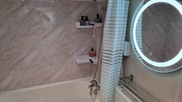 Hårføner, håndklær, såpe og sjampo