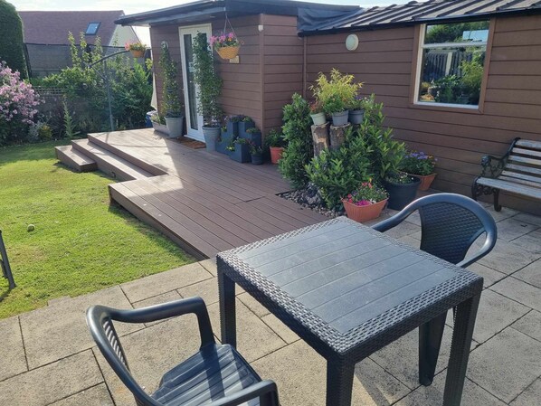 Outdoor dining - Ann's Garden Flat, Llandudno and Conwy. Quiet residential area, self contained. (Deganwy)