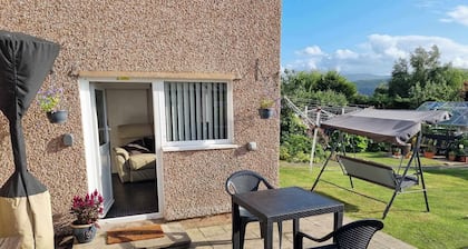 Ann's Garden Flat, Llandudno and Conwy. Quiet Residential Area, Self Contained