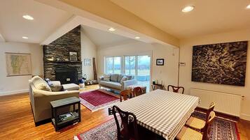 Smart TV, futbolito y libros