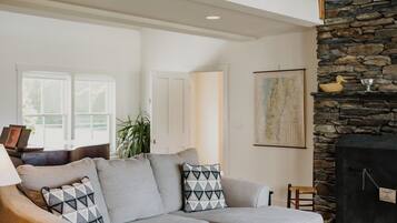 TV connectée, baby-foot, livres