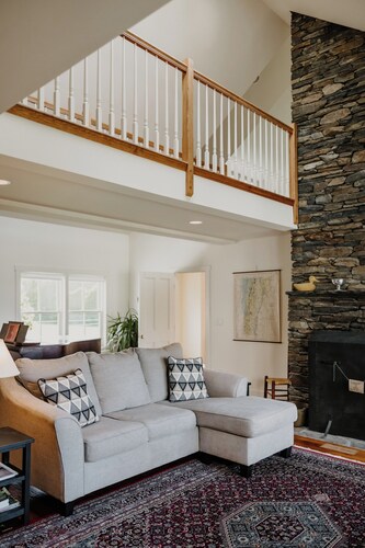 Cabot Plains Farm stunning fall foliage, mountain views, covered bridge, 4B 3BA