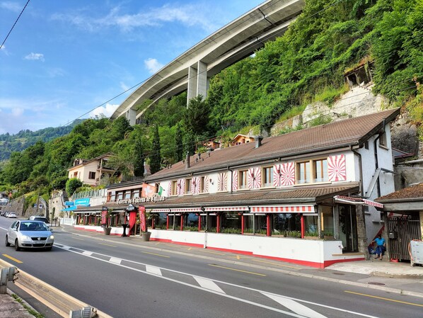 Vista frontal de la propiedad