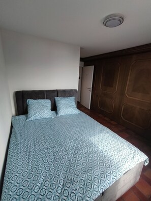 Desk, free WiFi, bed sheets - Castel View (Veytaux)
