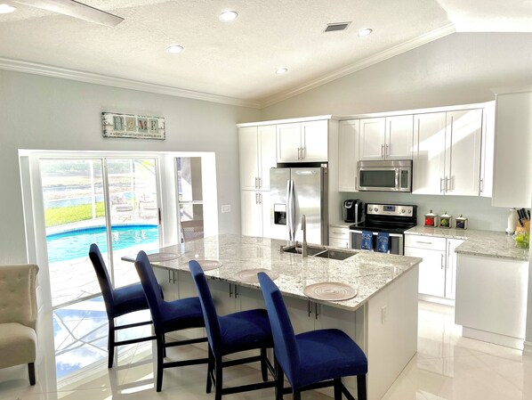 ثلاجة، ميكروويف، فرن، موقد طهي مسطح