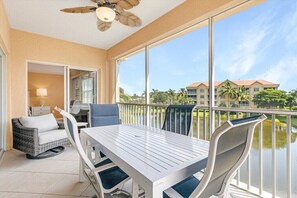 Outdoor dining - Bella Vie on Ft Myers Beach with 4 min walk to beach, lanai, pool, & gym (Fort Myers Beach)