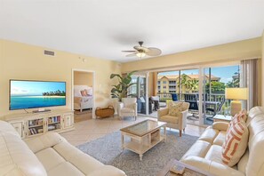 3 bedrooms, desk, iron/ironing board, WiFi - Bella Vie on Ft Myers Beach with 4 min walk to beach, lanai, pool, & gym (Fort Myers Beach)
