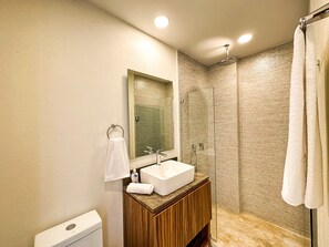 Haartrockner, Handtücher, Seife, Shampoo