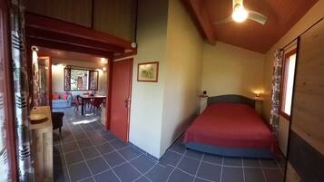 1 slaapkamer, een strijkplank/strijkijzer, gratis wifi, beddengoed