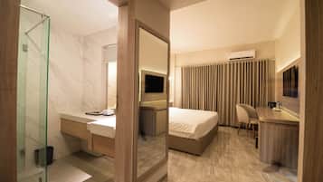 Camera Luxury, 1 letto king, non fumatori | Bagno | Doccia, set di cortesia gratuito, asciugacapelli, pantofole