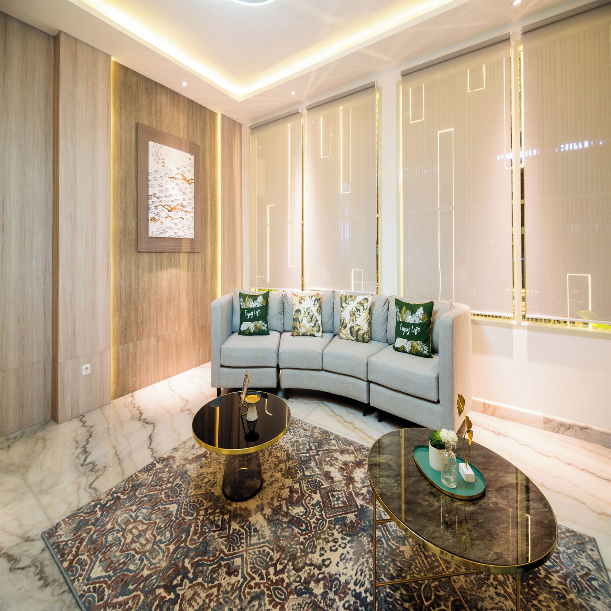 Un salon moderne avec un canapé aux lignes courbes, un tapis à motifs et deux tables basses.