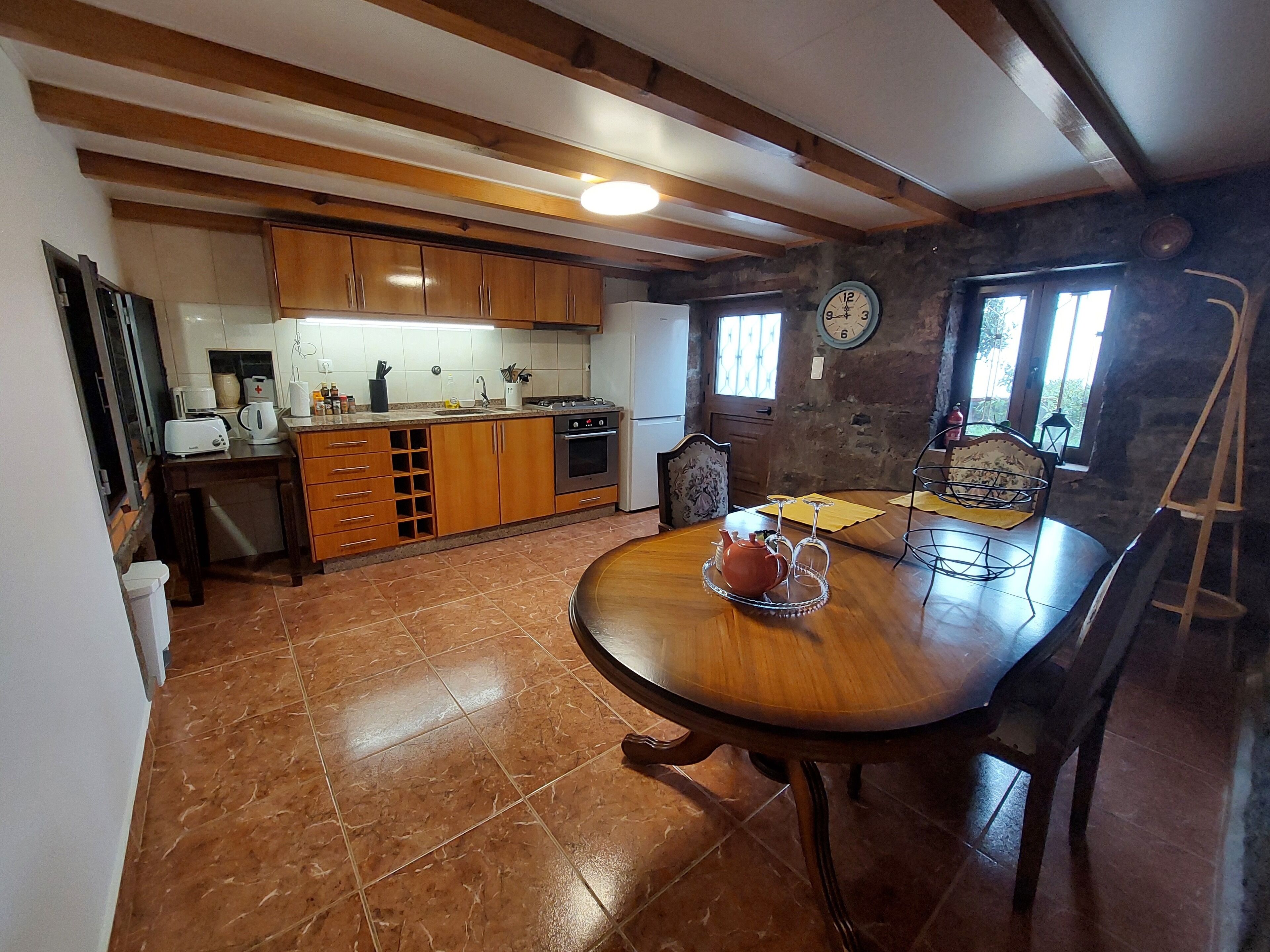 Fridge, oven, stovetop, coffee/tea maker