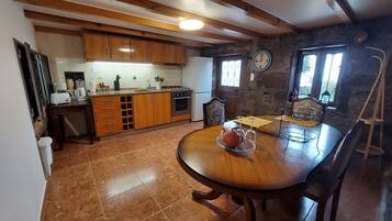 Fridge, oven, stovetop, coffee/tea maker