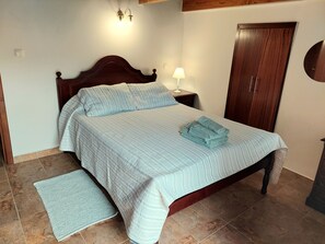 1 bedroom, desk, free WiFi, bed sheets - Casa Caramelo Rustic House (Faja da Ovelha)