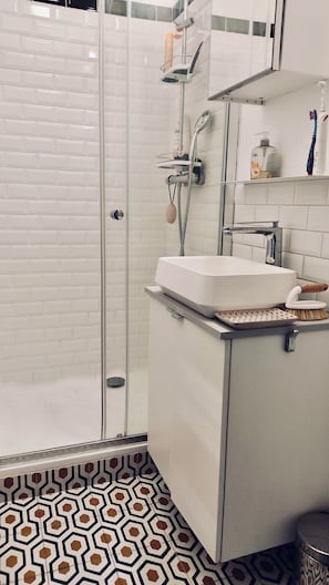 Dusch, hårtork, handdukar och tvål
