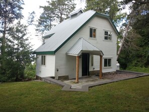 Exterior - Clean cozy and beautiful cottage in the woods - 4 season! (Greater Napanee)