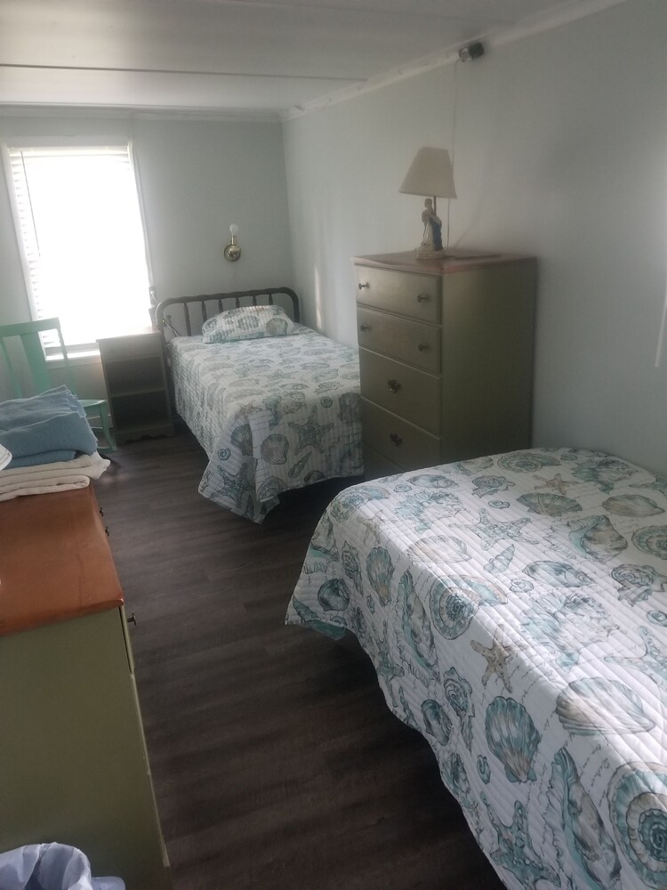 Rustic cottage with private beach and lake access. Fort Erie Vrbo