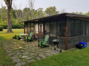 Outdoor dining - Rustic cottage with private beach and lake access. (Fort Erie)