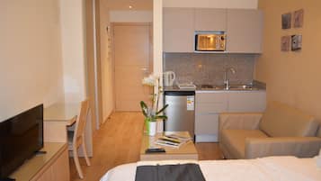 1 habitación, caja de seguridad en la habitación y escritorio