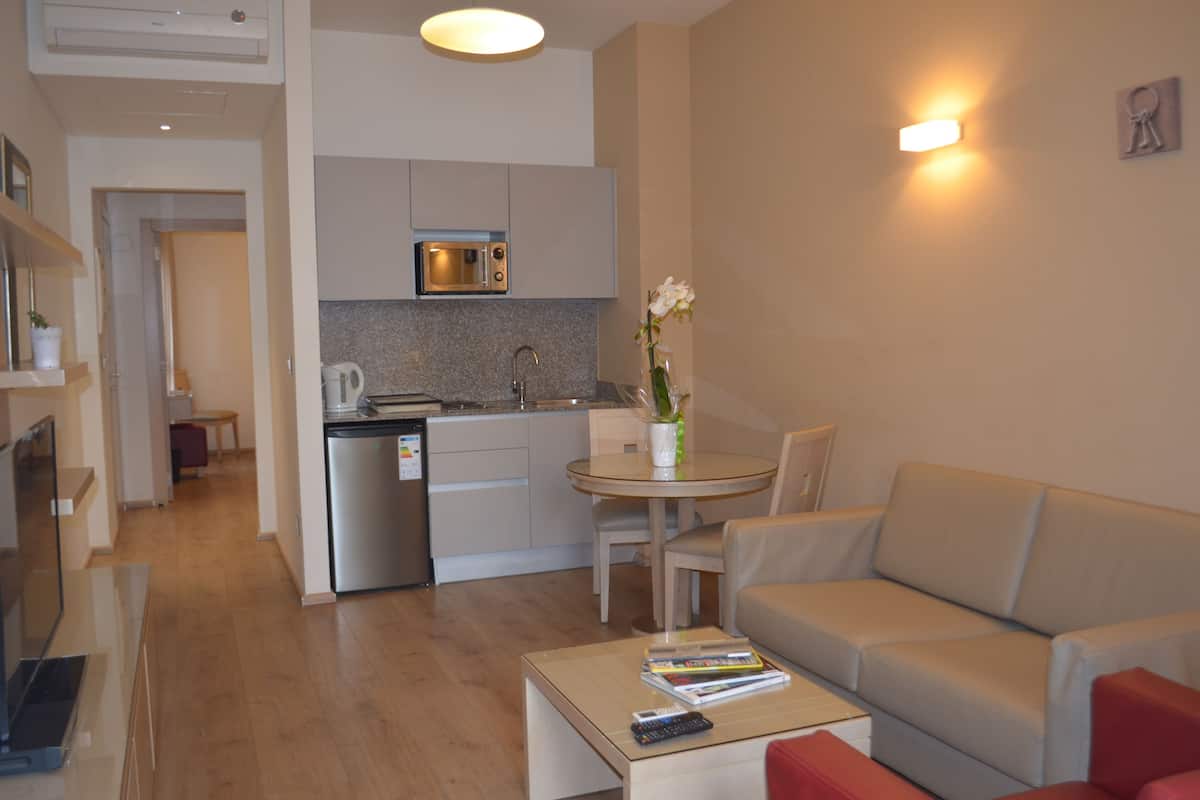Suite Comfort | 1 camera, una cassaforte in camera, una scrivania, insonorizzazione