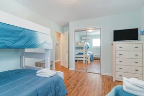 2 bedrooms, desk, iron/ironing board, free WiFi - Cottages @ Pearl Beach -Walk To Beach-Suite B (Atlantic Beach)