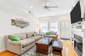 Smart-TV, Kamin, Videospiele, Bücher