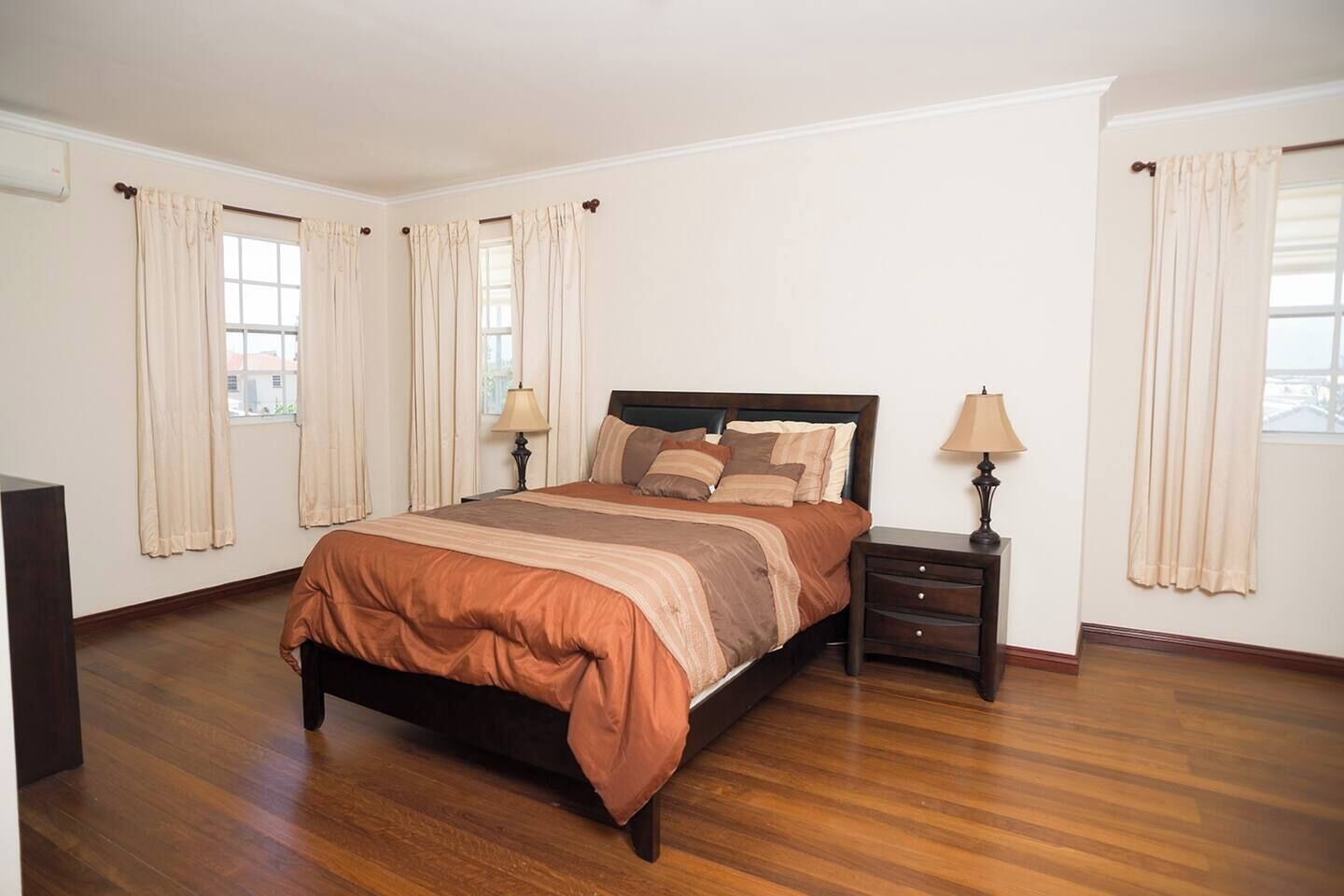 3 habitaciones, caja de seguridad en la habitación y escritorio 