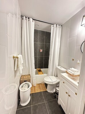 Handtücher, Seife, Shampoo, Toilettenpapier
