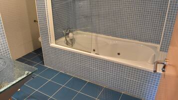 Een douche, een haardroger, een bidet, handdoeken