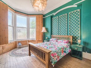 5 bedrooms, free WiFi, bed sheets